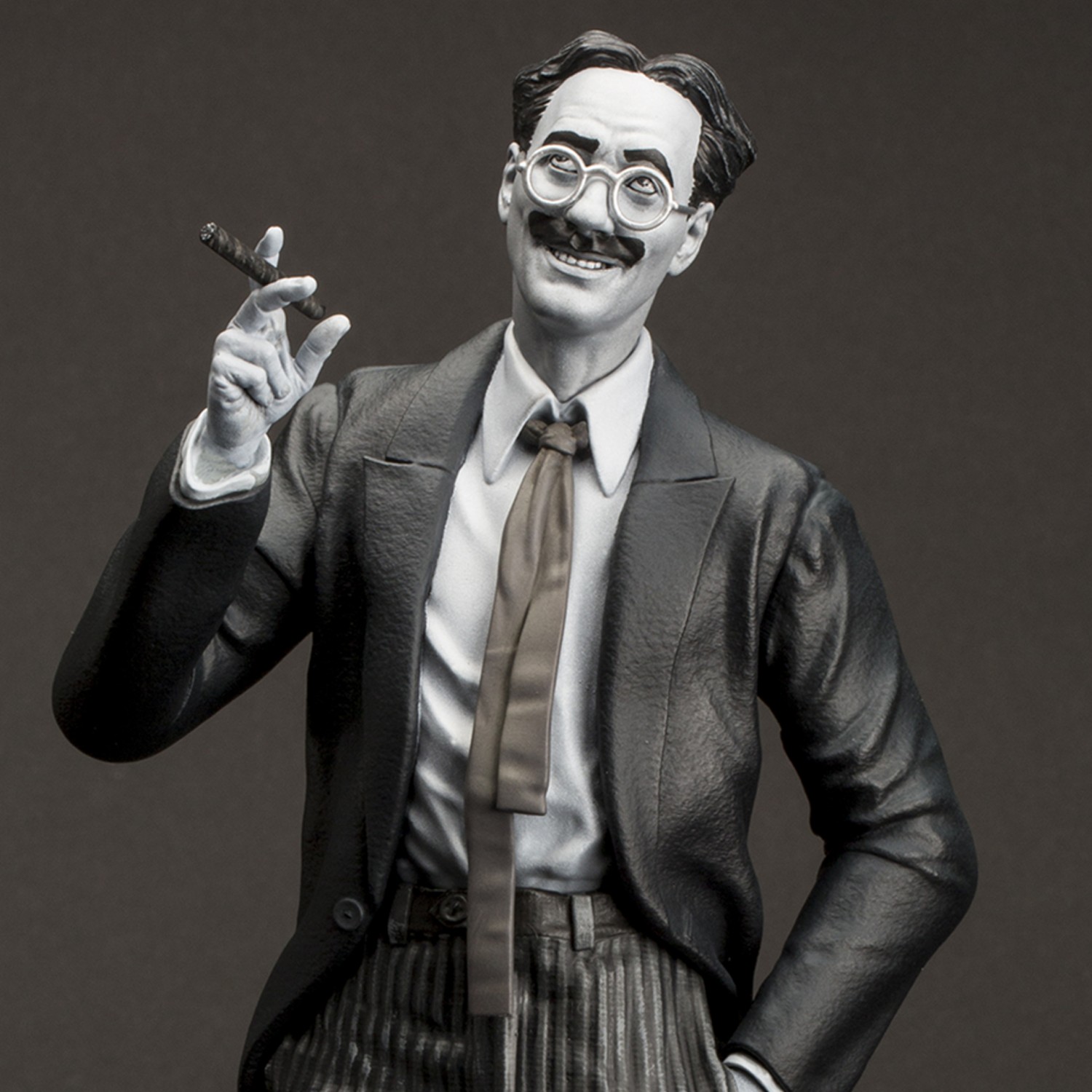 The statue to celebrate the myth of Groucho Marx - 13