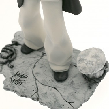 This statue of Corto Maltese Ultra Limited Edition - 9
